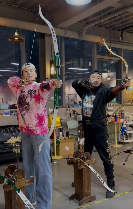 黄海波携妻子庆结婚十周年，8岁儿子罕露面很帅气，黄磊到场祝贺