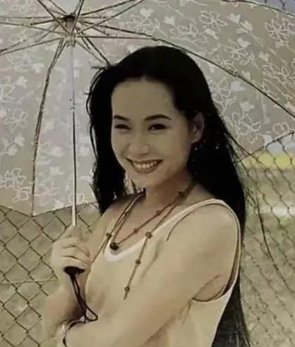 61岁叶童香港行生图，身躯佝偻、满脸皱纹，不老女神只是美颜强大