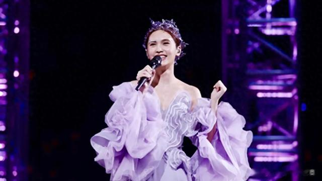 比大s还讨厌,看不起内地还频繁来内地圈钱,那英都看不过去