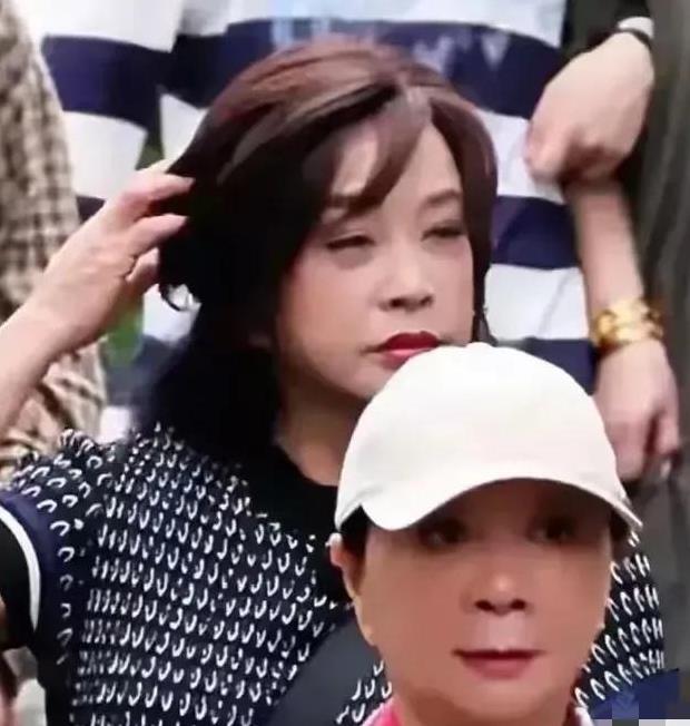 吓人，向太发套后移头顶秃一大块，网友辣评：一群假脸假发老太太