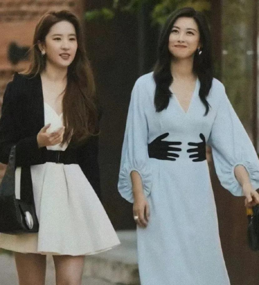 原来刘亦菲和李湘参加的是朱珠的私宴画展，玫瑰的故事就是她本人