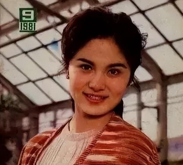 她是80年代央视美女主持，嫁给军委副主席之子，离婚后以卖画为生