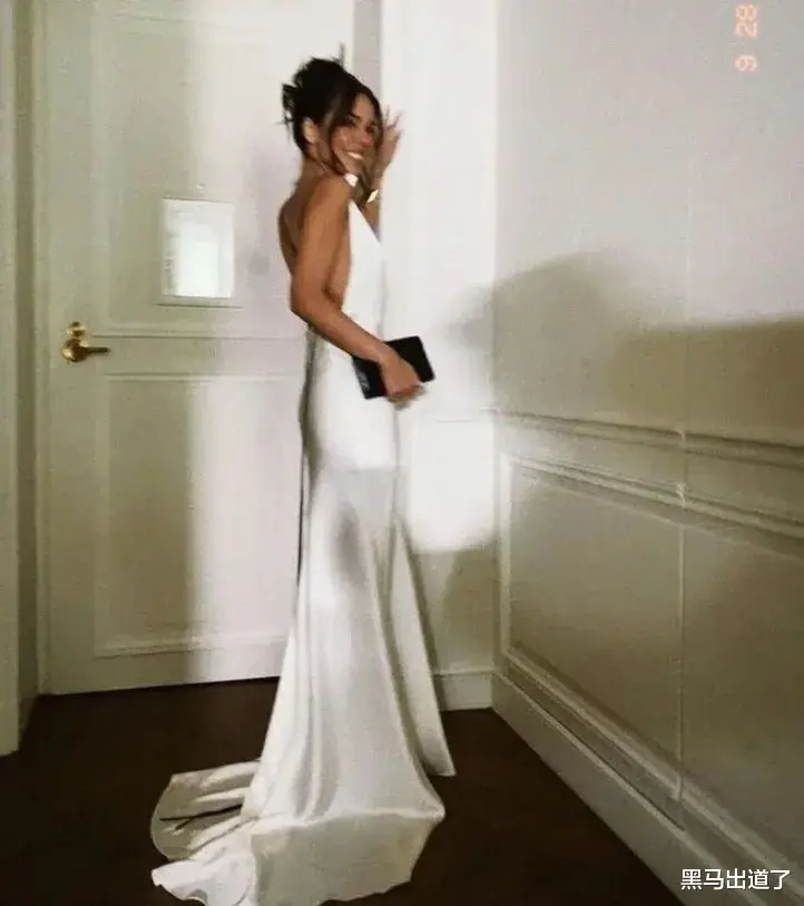 贝克汉姆19岁小儿子与30岁女友官宣,街头热吻超浪漫,贝嫂要哭了