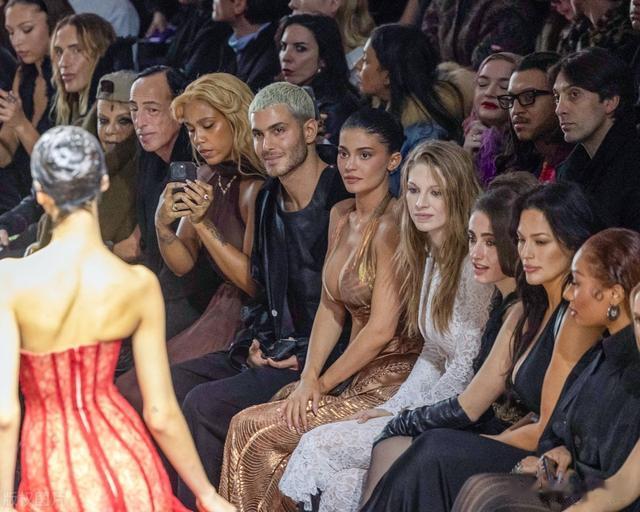 凯莉·詹娜现身2025春夏巴黎高定时装周秀场看秀