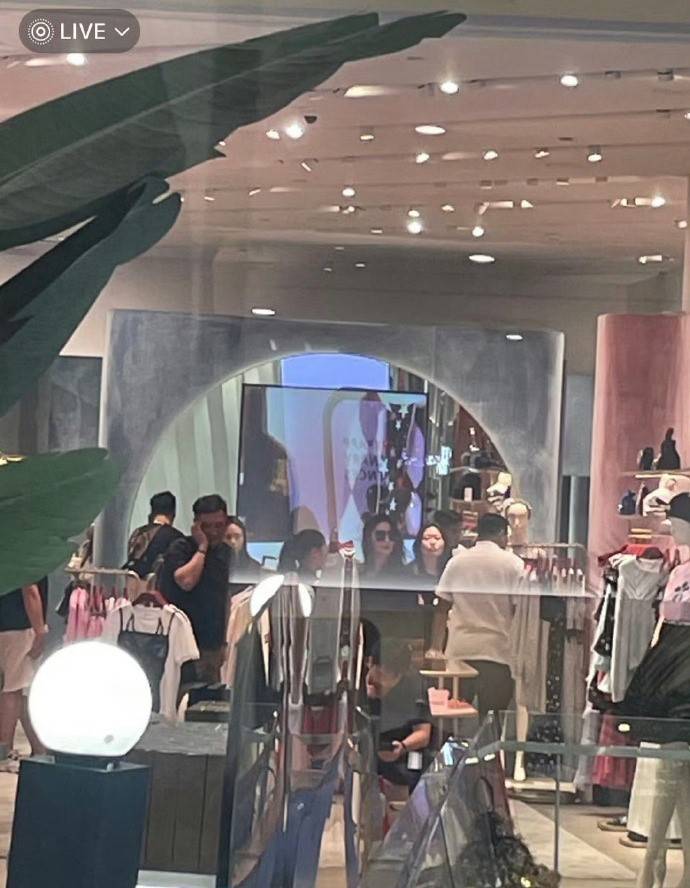 刘亦菲泰国机场惊艳购物，颜值爆表不惧东南亚危险！她胆子足够大