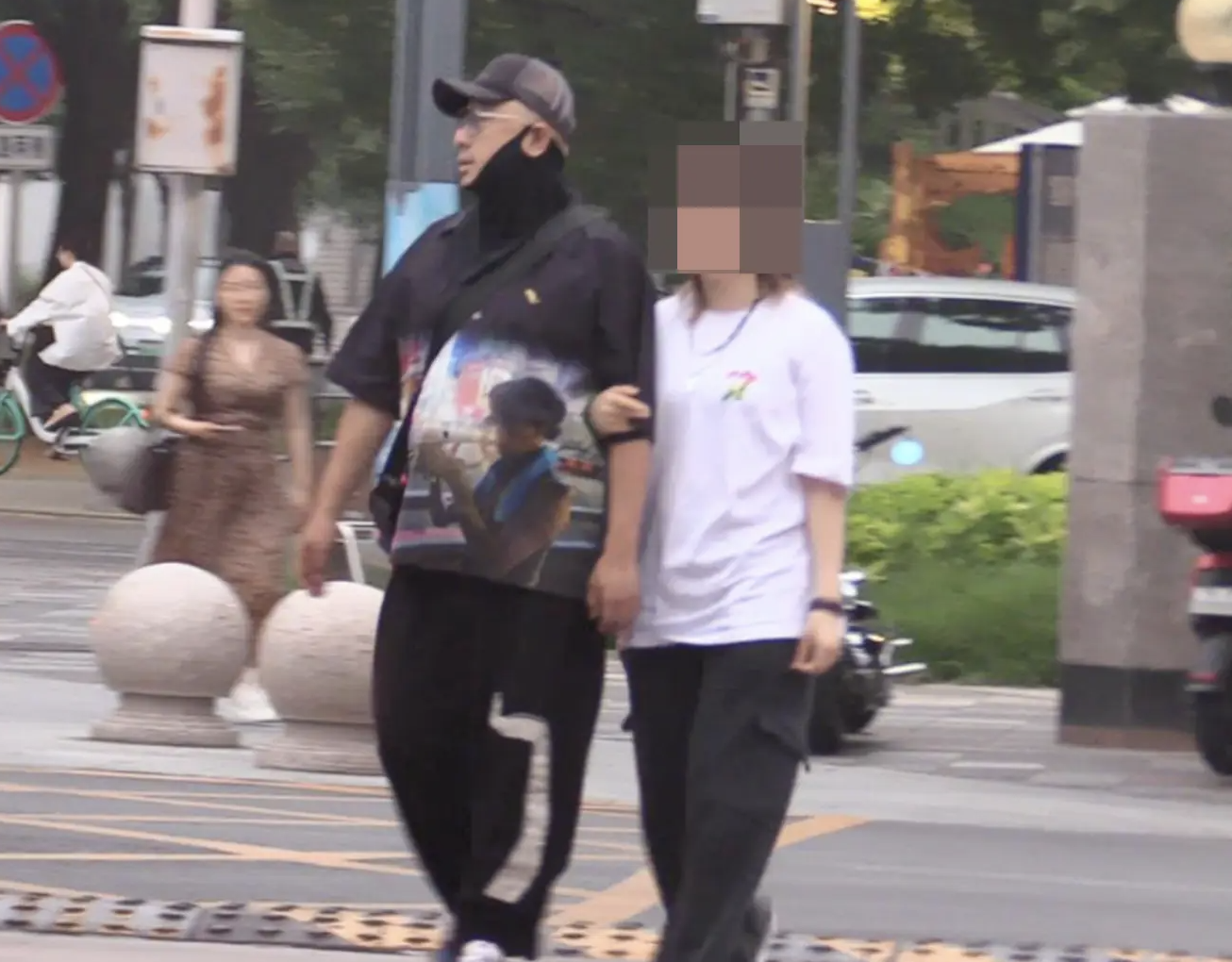 徐峥携女儿散步,15岁徐小宝身材和爸爸一样壮,走路气势都一样