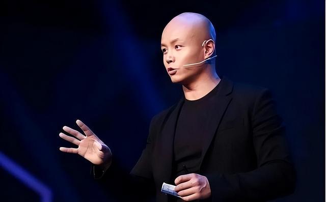 移居美国,开豪车住豪宅,48岁的乐嘉,已经被迫走上了另一条大道