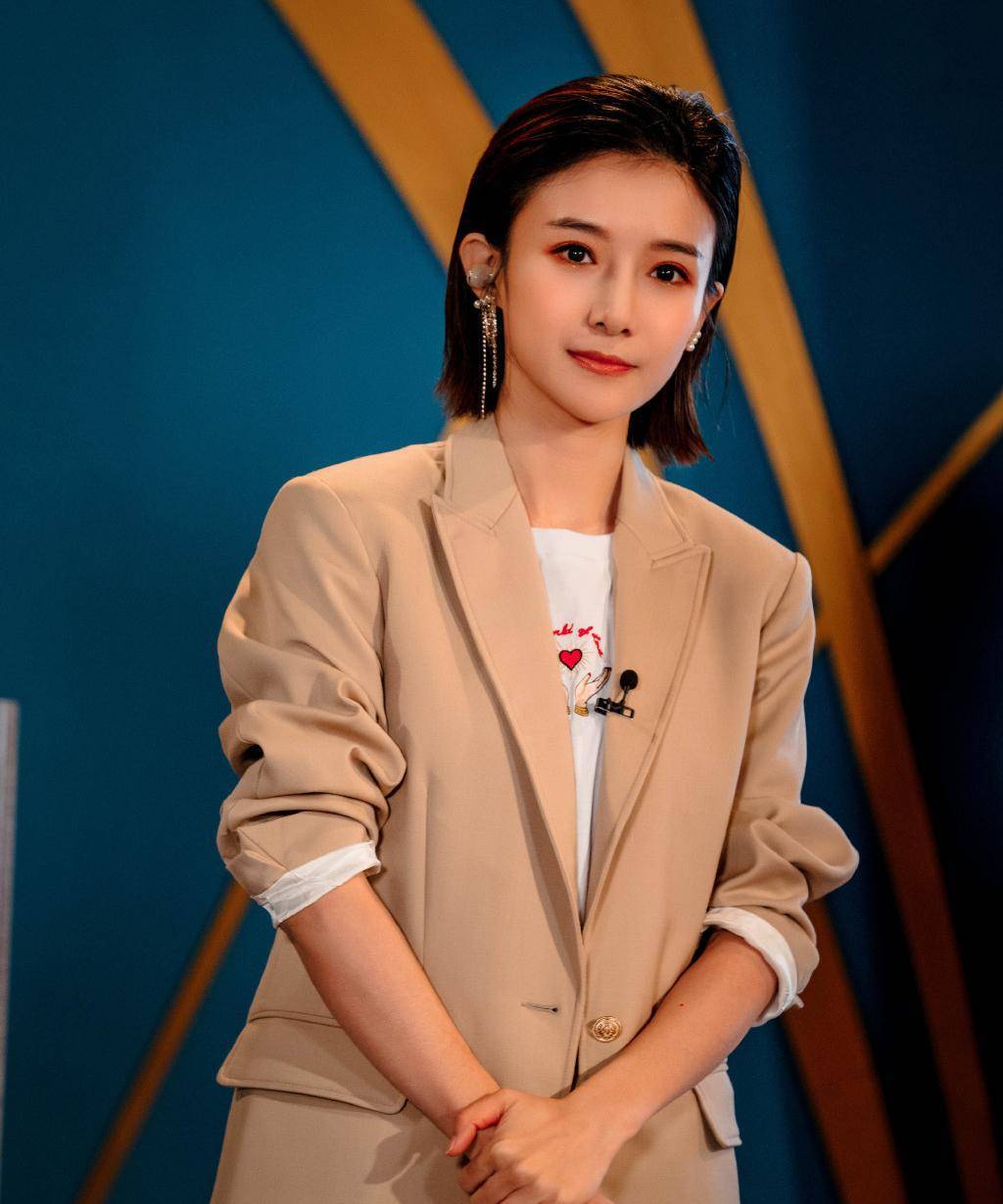 她气质不输董卿，曾是央视主持人大赛冠军，却拒绝入职央视，如今怎样了？