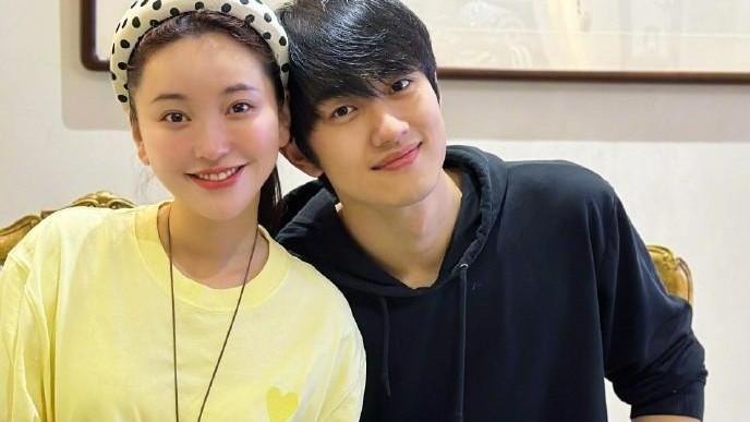 40岁金莎元宵节晒和24岁男友孙丞萧的合影，好甜蜜的一对姐弟恋！