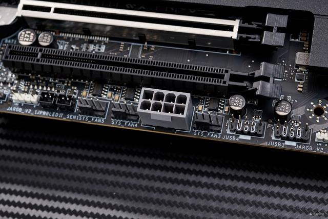 AMD风头正盛，Intel全新升级，2024旗舰处理器横评测试！