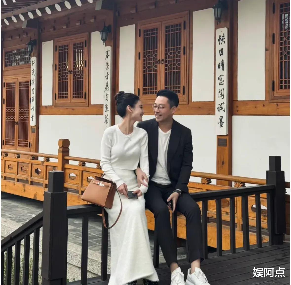 汪小菲首尔大秀恩爱,马筱梅孕肚明显!低头不断查阅小宝宝照片!