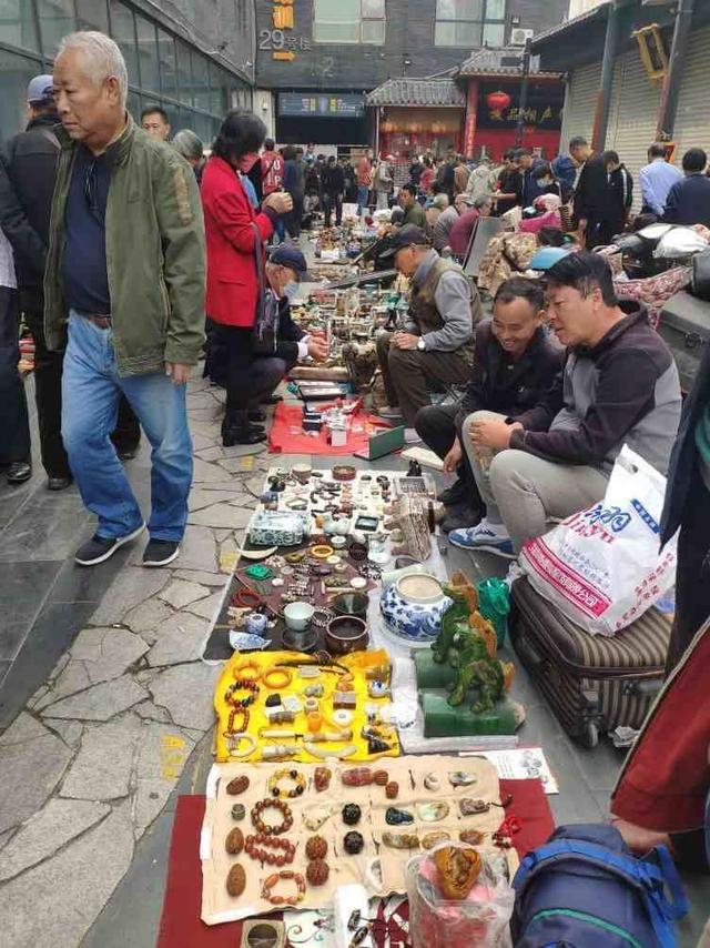 逛文玩市场，火眼金睛辨真伪！揭秘那些潜伏的“托”
