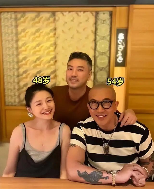 网友韩国街头偶遇大S,47岁?脸部浮肿「容颜巨变」断崖式衰老