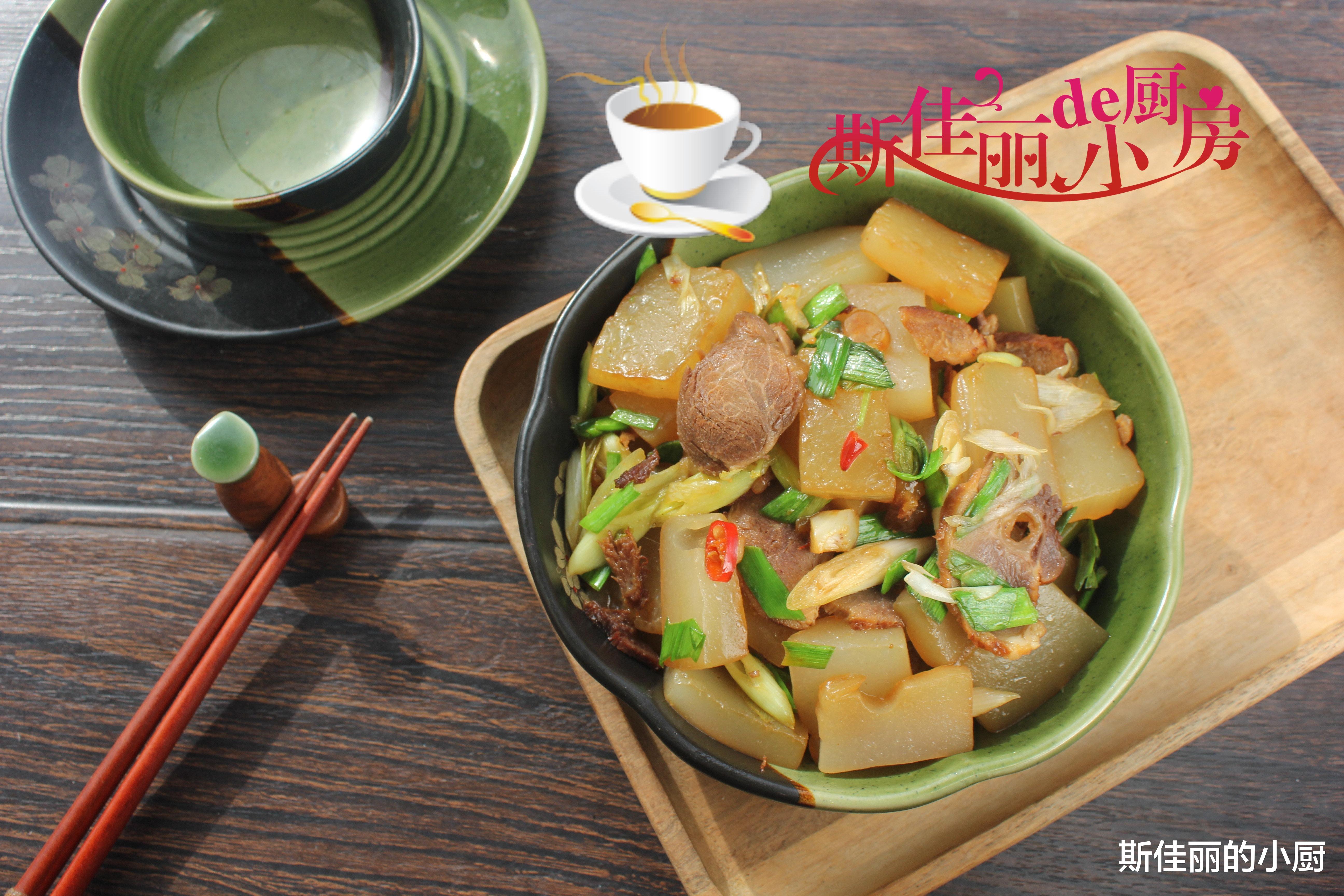 它是公认的“掉秤菜”，每周次3次，清肠刮油又饱腹，越吃越苗条