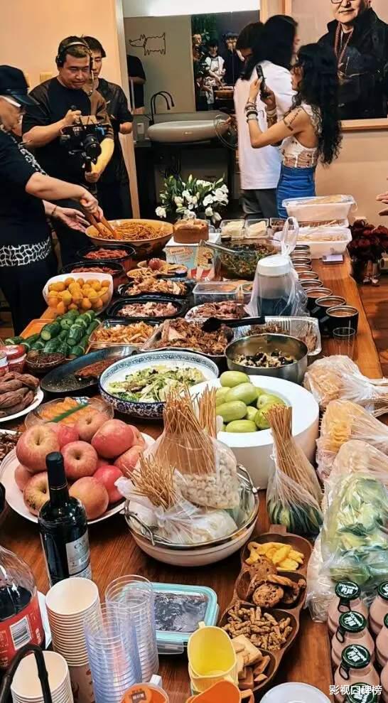 刘欢与妻子举办聚会，吉克隽逸打扮火辣，被抨击“穿着不分场合”