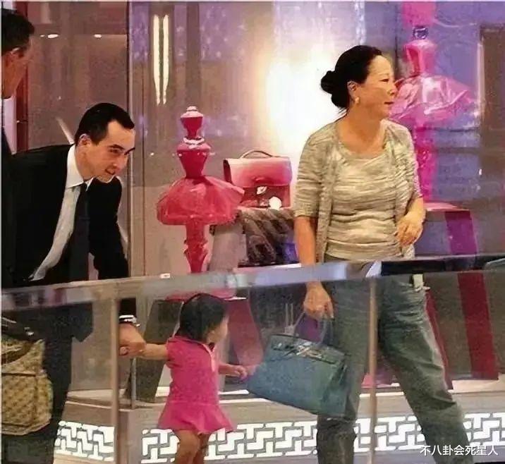 18岁何开梓：亲姑妈是何超琼，赌王家未来接班人，出门保镖随身