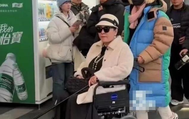 向佐来哈尔滨了!这花棉袄穿在他身上还挺好看,你别说还真适合他