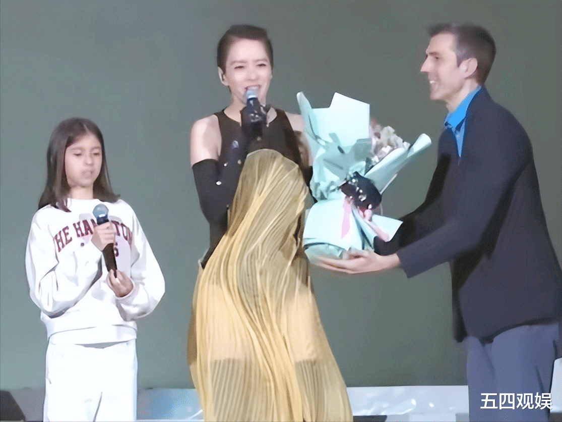 47岁梁咏琪开演唱会,外籍老公献花献吻,混血女儿的颜值引发热议