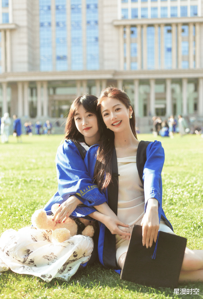 冯琳复旦毕业！穿杏色缎面裙，戴珍珠耳钉，优雅到骨子里