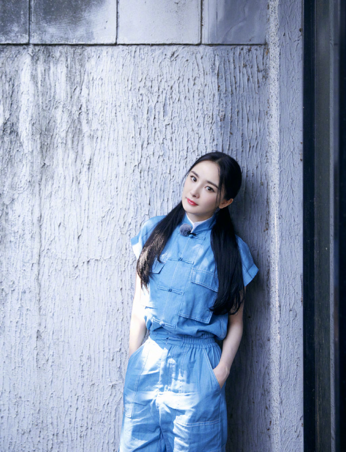 杨幂新中式穿搭活泼灵动，双马尾发型减龄可爱