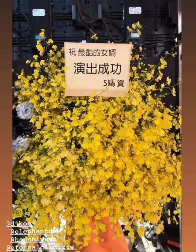 大S和具俊晔穿情侣装去聚餐，被扒出一件衣服穿十年，目前很缺钱