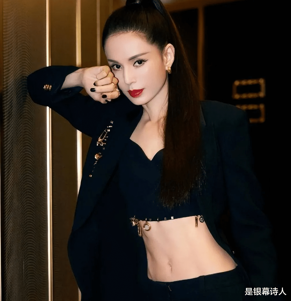 李若彤私密照曝光，身材太顶！网友：她都57了吗？说27我都信…