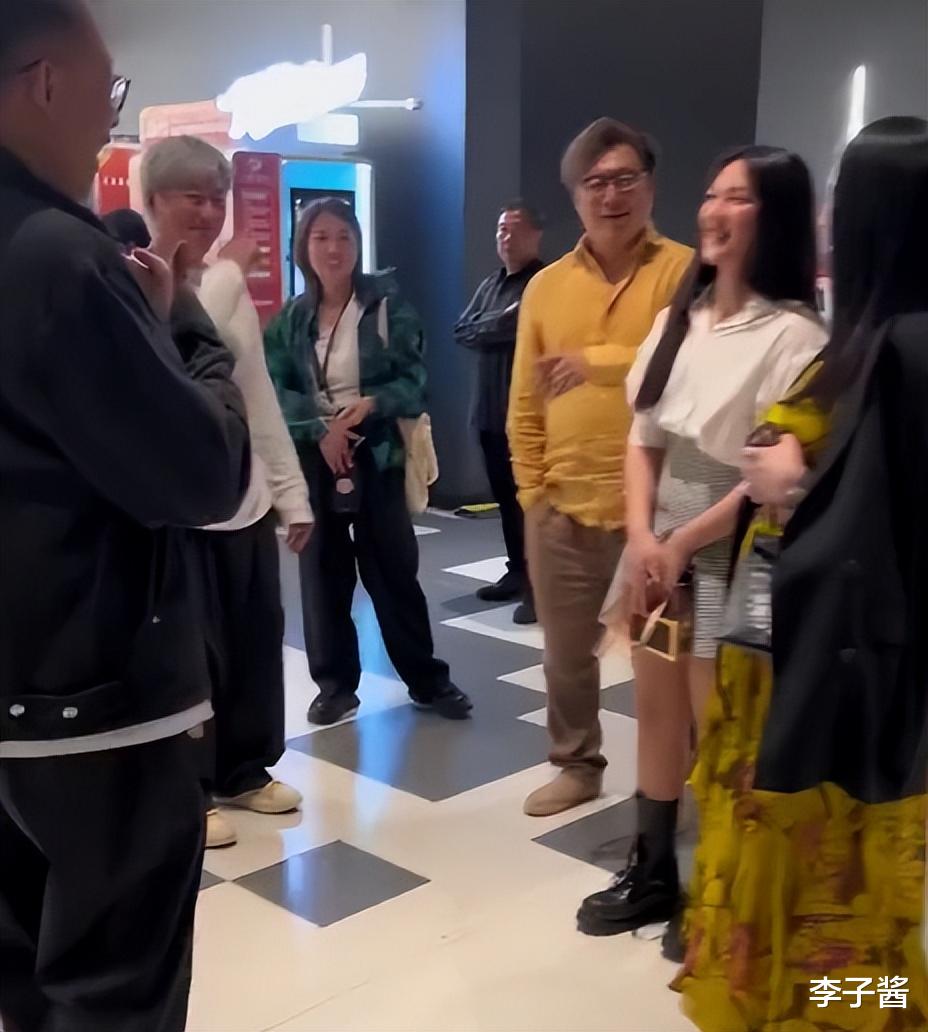 王诗龄与何炅罕见同框，身高已经赶上何老师，还和洪涛老师见面了