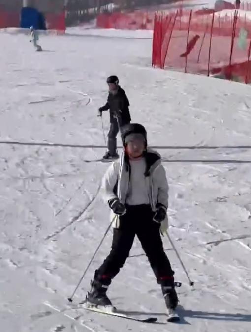 孙卓开始不装了,放寒假不回家去各地旅游,形象大变彻底放飞自我!