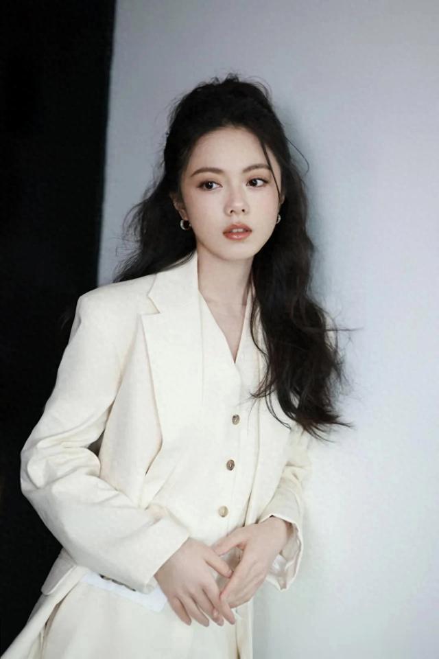 赵今麦最新美照释出,白色西装套装加高马尾半扎头,优雅气质