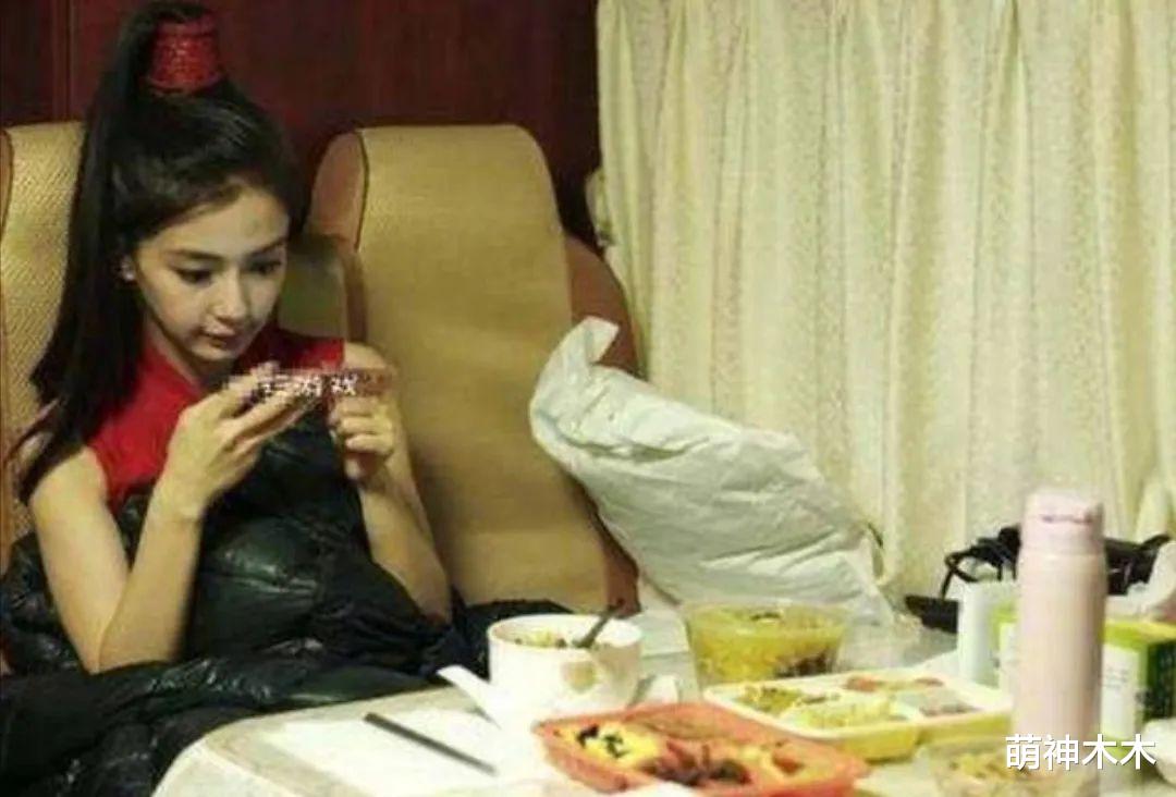 明星剧组待遇成“皇帝”,单独房车伙食丰富,对比多年前令人唏嘘