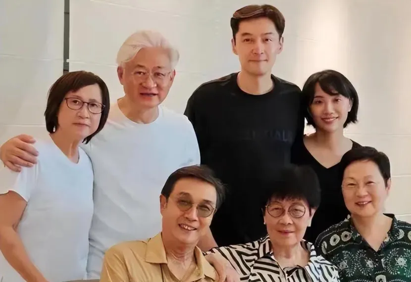 胡歌携妻女游日本,1岁女儿小茉莉坐2.7万婴儿车首亮相,昔日男神秒变奶爸