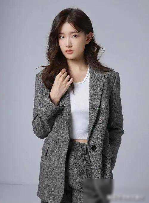 25岁孟羽童被辞退后！仍以500强董事长秘书自居，引起网友的