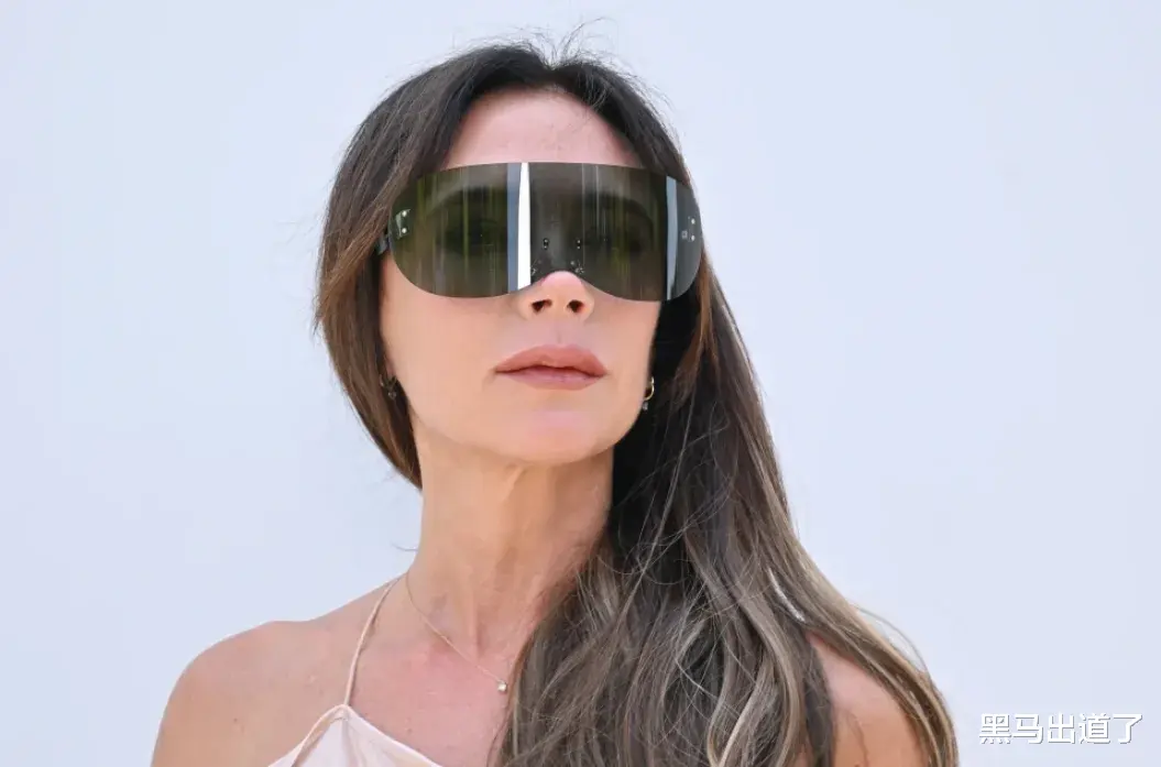 贝克汉姆19岁小儿子与30岁女友官宣,街头热吻超浪漫,贝嫂要哭了