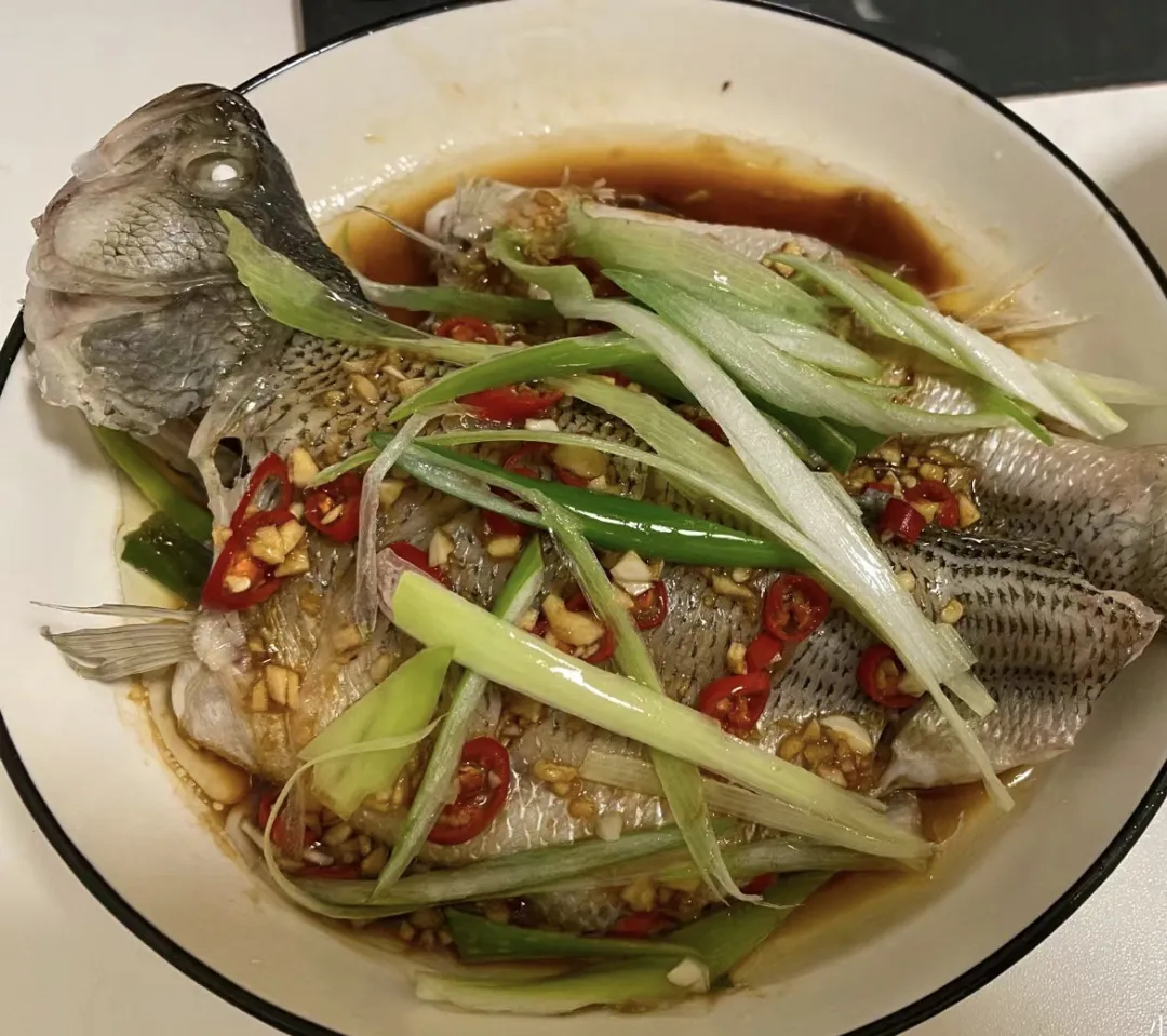 清蒸鱼,切忌放盐和料酒,全程只需4样,鱼肉细嫩不柴,没腥味!