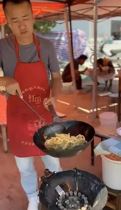 过气明星有多惨？农村走穴，摆摊还债，而他哭穷：卡里只剩100万