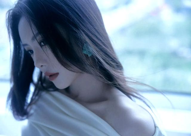 蔡文静，长发红唇如画伊人，又是谁的白月光