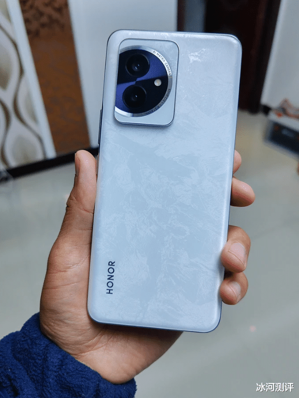 榮耀100系列，中端市場的越級挑戰(zhàn)者，一款高性能的智能手機！
