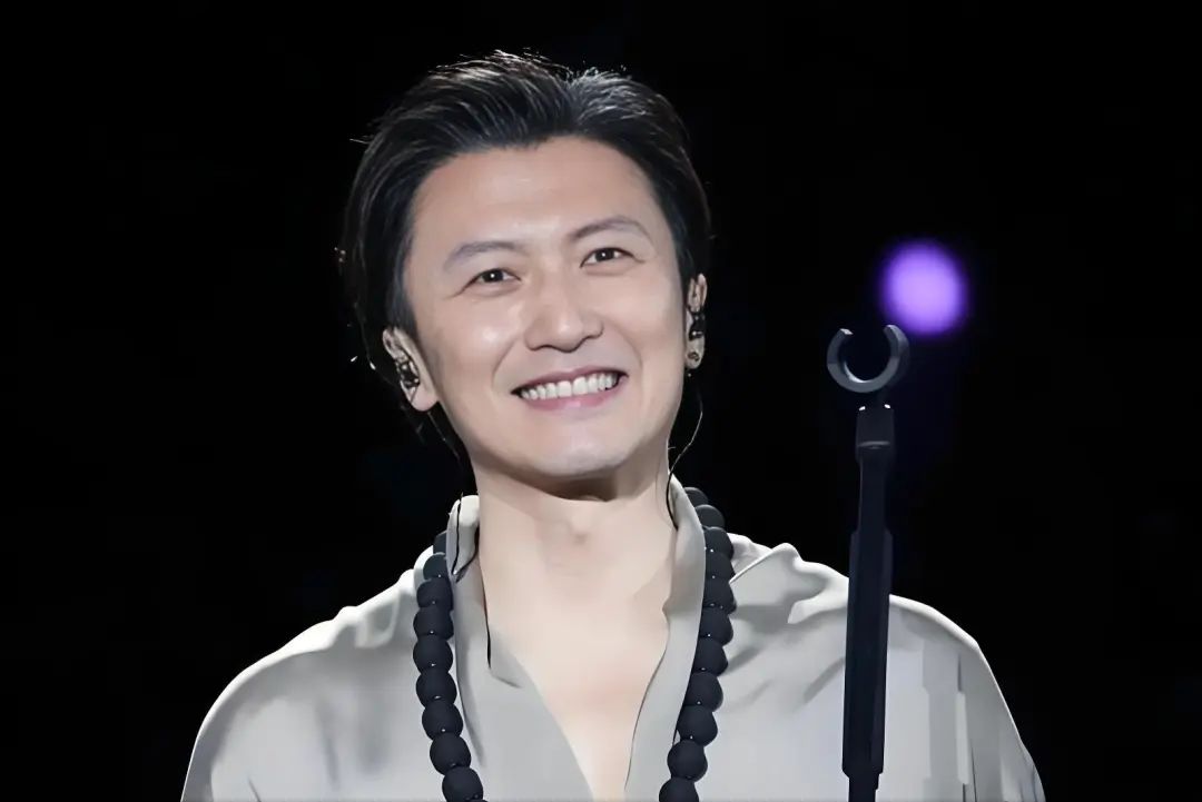 张柏芝17岁大儿子罕见露面,又痞又帅,17岁似翻版谢霆锋,可惜身高有小瑕疵