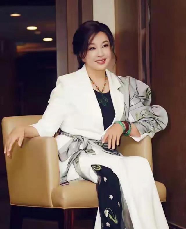 《一路繁花》让人看出人间冷暖，刘晓庆官宣退出的几个原因？