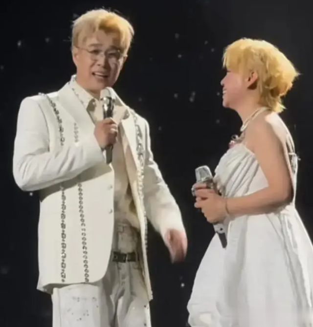 小沈阳夫妇俩颜值大涨，同染黄发好似情侣发型，现场表白让人羡慕