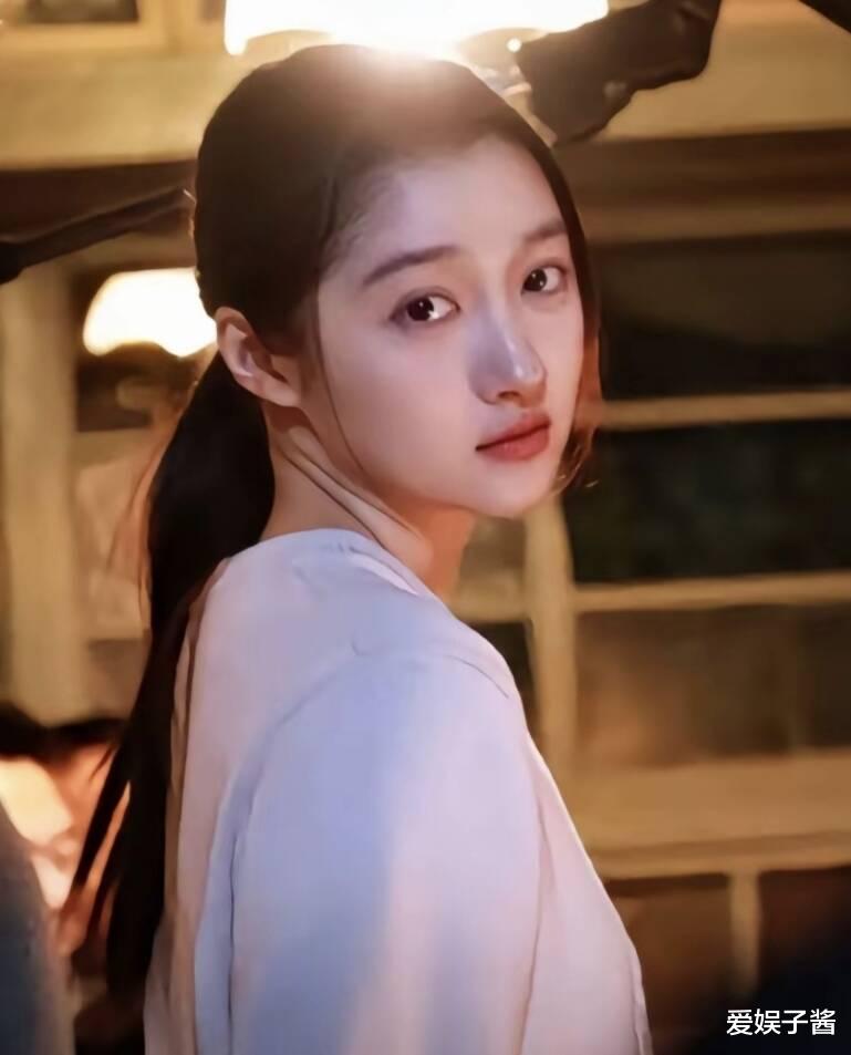 顶流爱情崩塌背后:关晓彤原生家庭的“消失姐姐”与七年恋情的血色真相