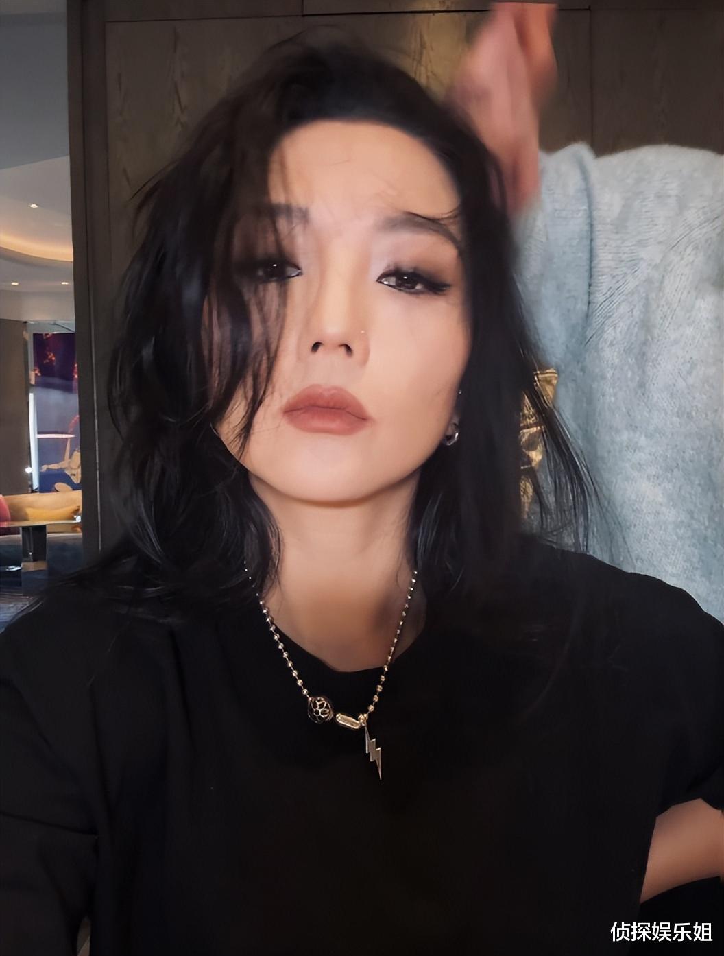 何洁瘦身成功后愈发自信,晒怼脸拍美到不敢认,全包眼线个性养眼