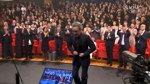 香港第一位影帝:年少风流红透半边天,27岁娶了初恋爱妻如命50年