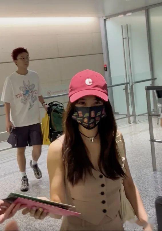 44岁蔡依林机场亮相，大秀傲人深V长腿，小身段依旧魔鬼身材