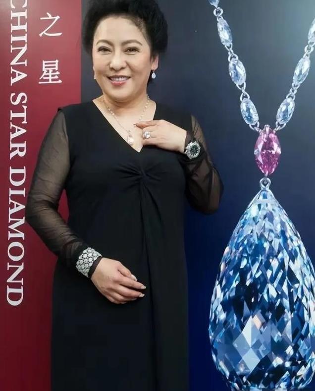 吓人，向太发套后移头顶秃一大块，网友辣评：一群假脸假发老太太