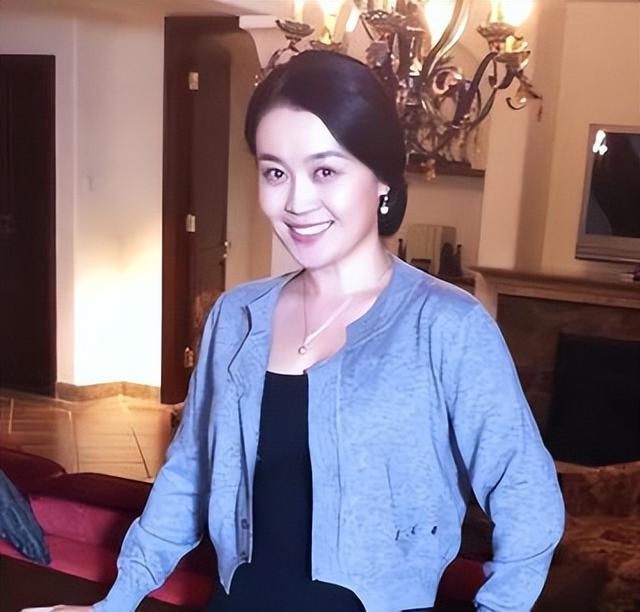 和赵本山绯闻不断,41岁仍单身,关婷娜被郭德纲调侃心胸宽广