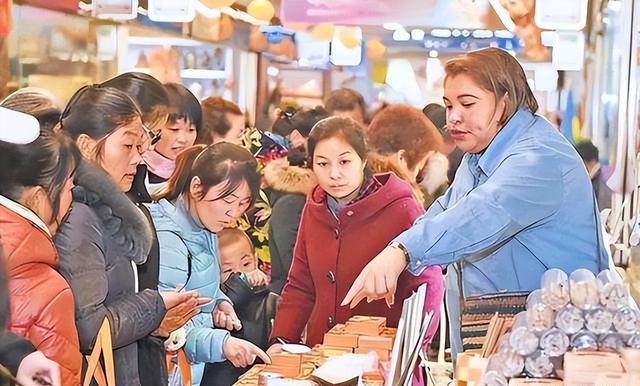 九成都是假貨！利潤(rùn)率高達(dá)2400%，消費(fèi)者卻還心甘情愿“被宰”