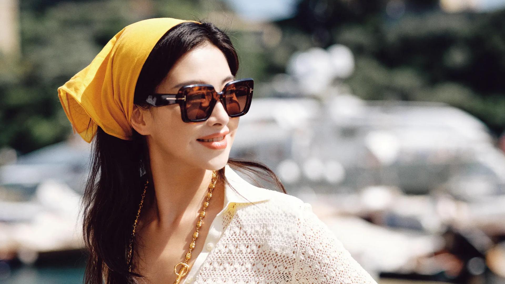 朱珠40岁生日恰逢意大利活动，一身深V白色镂空套装，身材玲珑