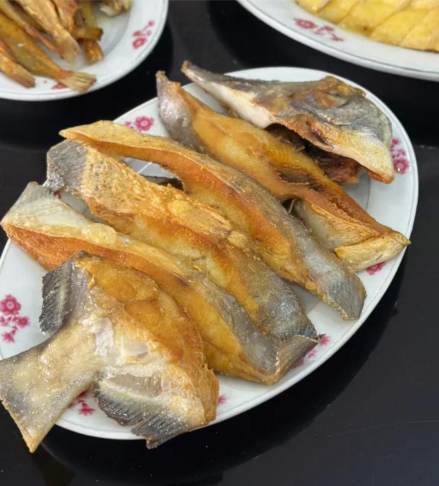 广东穷人家晒出家里的饭菜，网友们纷纷留言：怪不得这么穷