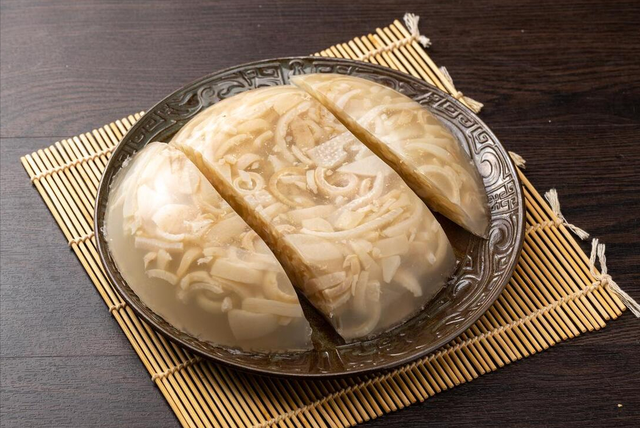 做猪皮冻,不要焯水后直接下锅煮,多做1步,皮冻更透亮,不腥气